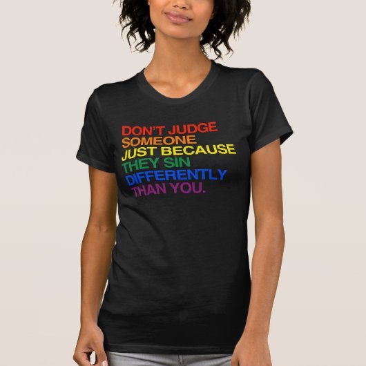 OORDEEL NIEMAND OMDAT ZE ANDERS ZONDIGEN T-SHIRT (Voorkant)