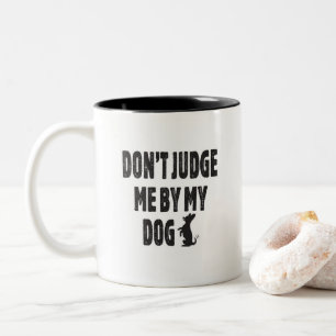Oordeel niet over mijn hond tweekleurige koffiemok