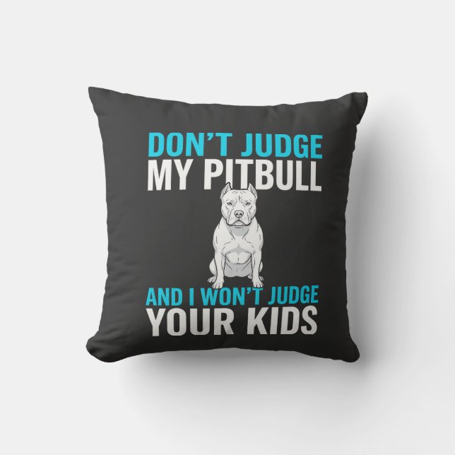 Oordeel Niet Over Mijn Pitbull Grappige Hond Kussen (Voorkant)