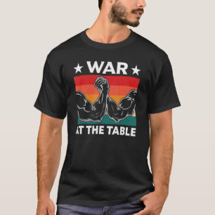 Oorlog bij de armworsttafel t-shirt