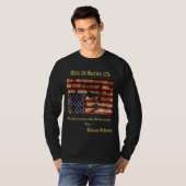 Oorlog verscheurde Amerikaanse vlag op zijn kop T-shirt (Voorkant volledig)