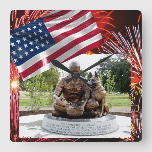 Oorlogsklok van de Dog Memorial Square Vierkante Klok (Voorkant)