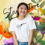 Oorspronkelijk eenvoudig handgeschreven vervolg t-shirt<br><div class="desc">Heb je een leuk en cool shirt nodig dat mensen laat glimlachen? De zinsnede "Blijf rustig" met de hand geschreven. Een zwarte pootdruk maakt deel uit van het schrijven. Dit leuke T-shirt is perfect voor iedereen die van honden of katten houdt, of voor degenen die van handgeschreven design houden. Foto...</div>