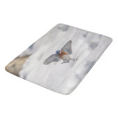 Oostelijke Blauwvogel dansend in de sneeuw Badmat (Gekanteld)