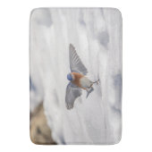 Oostelijke Blauwvogel dansend in de sneeuw Badmat (Voorkant Verticaal)