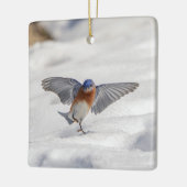 Oostelijke Blauwvogel dansend in de sneeuw Keramisch Ornament (Links)