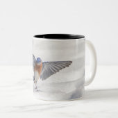 Oostelijke Blauwvogel dansend in de sneeuw Tweekleurige Koffiemok (Voorkant rechts)