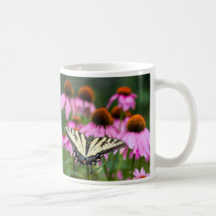 Oostelijke tijger Swallowtail Butterfly op Coneflo Koffiemok