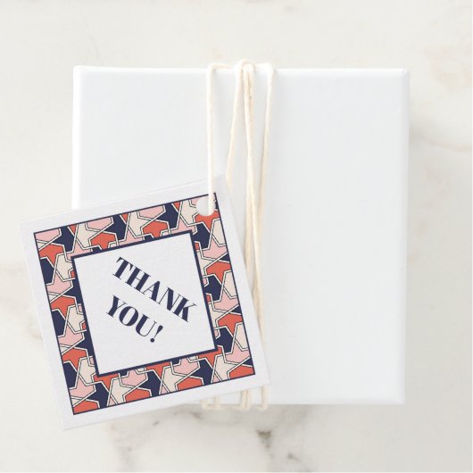 Oosters Rood Wit Blauw Geometrisch Pijlpatroon Bedankjes Labels (In situ)
