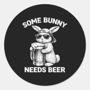 (op achterkant) een konijn heeft bier nodig grappi ronde sticker