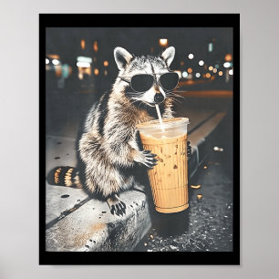 (op achterkant) wasbeer drinkt ijskoude koffie gra poster