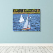 Op afstand bestuurde zeilboten op het water canvas afdruk (Insitu (Houten vloer))