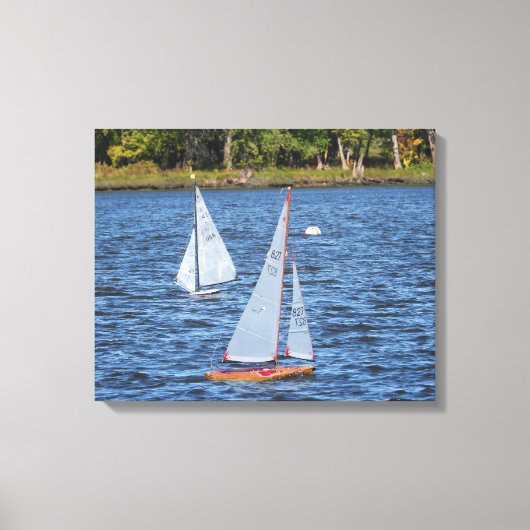 Op afstand bestuurde zeilboten op het water canvas afdruk (Voorkant)