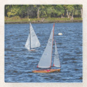 Op afstand bestuurde zeilboten op het water glazen onderzetter (Voorkant)