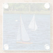 Op afstand bestuurde zeilboten op het water glazen onderzetter (Achterkant)