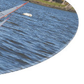 Op afstand bestuurde zeilboten op het water snijplank (Hoek)