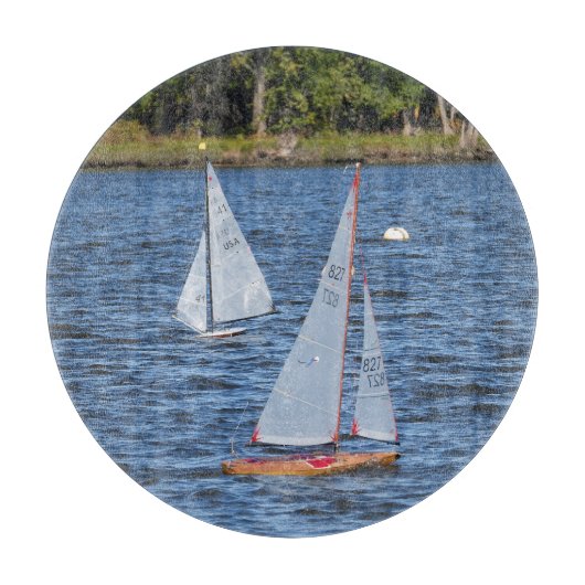 Op afstand bestuurde zeilboten op het water snijplank (Voorkant)