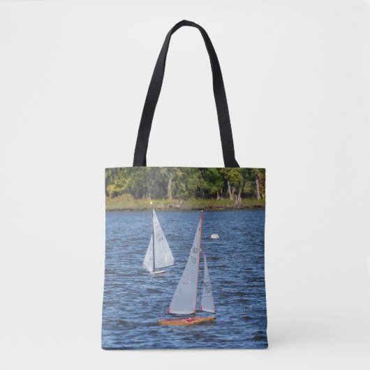 Op afstand bestuurde zeilboten op het water tote bag (Voorkant)