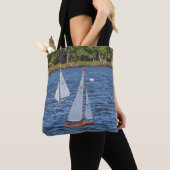 Op afstand bestuurde zeilboten op het water tote bag (Dichtbij)