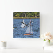 Op afstand bestuurde zeilboten op het water vierkante klok (Huis)