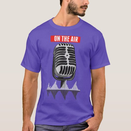 Op Air Podcast Microphone Radio Show Host DJ T-shirt (Voorkant)