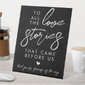 Op alle liefdesverhalen minimalistisch zwart wit reclamebord met voetstuk (Insitu)