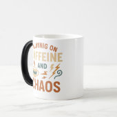 Op cafeïne en chaos magische mok (Voorkant links)