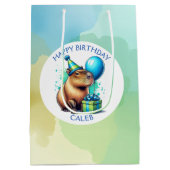 Op capybara gethematiseerd verjaardagsfeestje voor medium cadeauzakje (Achterkant)