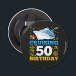 Op cruise naar mijn 50 verjaardagsfeestje button flesopener<br><div class="desc">Cruising in mijn 50 jaar oude verjaardagsfeestje 50e B-Day Funny Design Gift Button Bottle Opener Classic Collectie.</div>