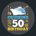 Op cruise naar mijn 50 verjaardagsfeestje ronde sticker<br><div class="desc">Cruising in mijn 50 jaar oude verjaardagsfeestje 50e B-Day Funny design Gift Classic Ronde Sticker Classic Collectie.</div>