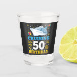 Op cruise naar mijn 50 verjaardagsfeestje shot glas<br><div class="desc">Cruising in mijn 50 jaar oude verjaardagsfeestje 50e B-Day Funny design geschenk glas Classic Collectie.</div>