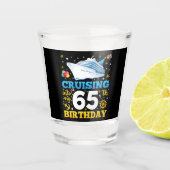 Op cruise naar mijn 65 verjaardagsfeestje shot glas (Voorkant)