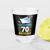Op cruise naar mijn 70 verjaardagsfeestje shot glas (Voorkant)