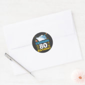 Op cruise naar mijn 80 verjaardagsfeestje ronde sticker (Envelop)