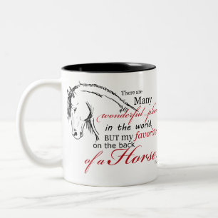 Op de achterkant van een paard tweekleurige koffiemok