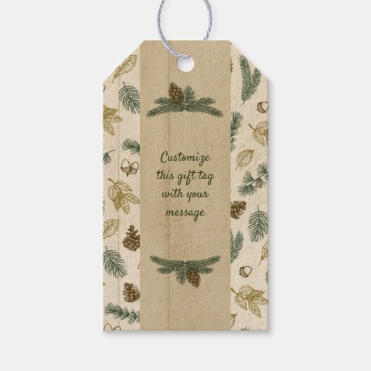 Op de bosbodem rustieke pinecones evergreen cadeaulabel (Voorkant)