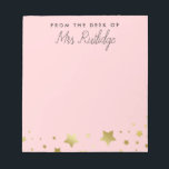 Op de bureau van de lichtroze Faux Gold Stars Notitieblok<br><div class="desc">Licht roze blocnote met faux gouden sterren,  ideaal voor docenten. Voeg jouw naam in een charmerend handgeschreven manuscript toe.</div>