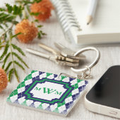 Op de groene Argyle-acryl sleutelhanger (Voorkant Rechts)