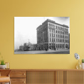 Op de hoek op Hewitt Avenue Canvas Afdruk (Insitu (Woonkamer))