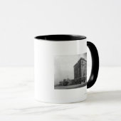 Op de hoek op Hewitt Avenue Mok (Voorkant rechts)