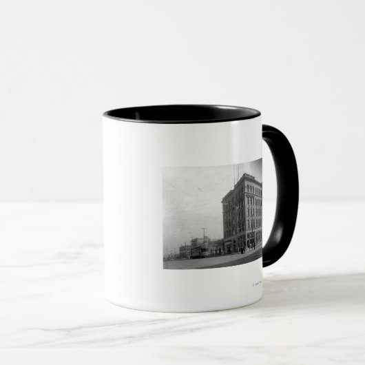 Op de hoek op Hewitt Avenue Mok (Voorkant rechts)