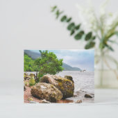 Op de kusten van Loch Ness met het monster Briefkaart (Staand voorkant)