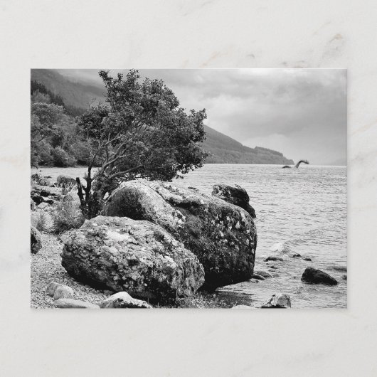 Op de kusten van Loch Ness met het monster Briefkaart (Voorkant)