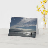 Op de oceaanstrand lopen kaart (Gele Bloem)