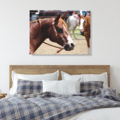 Op De Paardenshow Canvas Afdruk (Insitu (Slaapkamer))