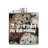 Op de Rocks met kleurrijke strand stones Heupfles (Voorkant)