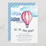 Op de uitnodiging van de Birthday Air Kids<br><div class="desc">Zeg het met een ballon! Onze kinderen worden uitgenodigd op hun verjaardag met een waterverf hete luchtballon in rood en wit,  die door fluffy blauwe wolken vliegt. Pas je object aan met de details van je verjaardagsfeestje hieronder. De kaarten keren om op toon blauwe diagonale strepen om.</div>