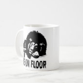 OP DE VLOER LIGGEN KOFFIEMOK (Voorkant links)