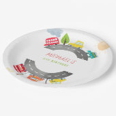 Op de weg blije voertuigen jongen verjaardag papieren bordje (Gekanteld)