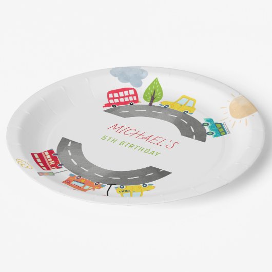 Op de weg blije voertuigen jongen verjaardag papieren bordje (Gekanteld)